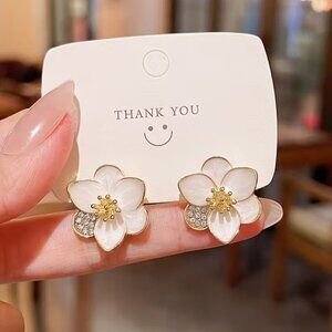Vintage inspired Enamel Flower Floral Rhinestone Crystal Stud Fashion Earrings